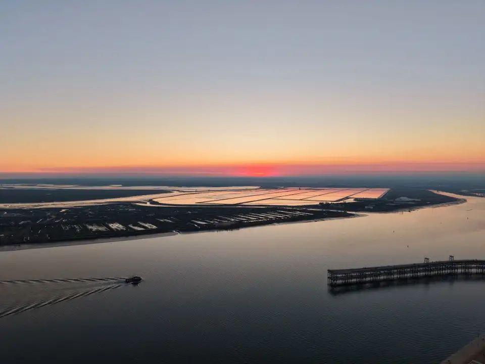 Atardecer sobre las salinas, visto desde un dron